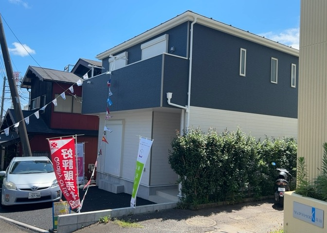 住宅用の土地では前面道路に2m以上接していなければならないと法律で定められています。しかし、お持ちの車のサイズやライフスタイルなどにより、2mでは利便が悪い場合もございますので、事前に確認しましょう。