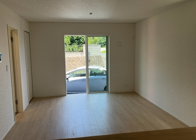 L型アイランドタイプは、キッチンからダイニングにもリビングにも目が行き届くので、とても使いやすい配置です。L字型独立タイプは、キッチンを独立させてるためLDKというよりもLDといった様なイメージです。