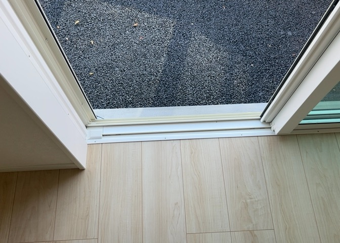 サッシとは、ガラス窓に使用される金属製の窓枠のことです。一般的に住宅建築では、金属製建具工事の段階で備え付けるもので、ガラス類や玄関、バスルームのスチール製のドアなどと同じタイミングで工事を行います。