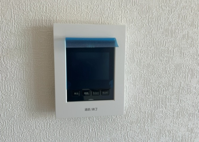 モニターで来訪者を確認して、目的が分からない場合はインターホンを通じて室内から会話することができます。怪しいと感じた場合はインターホン越しにお帰りいただくことができるので、直接会うことがなく安全です。