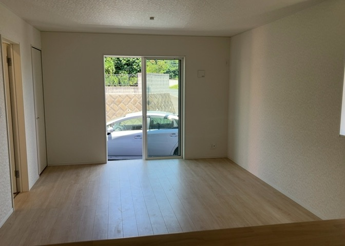 直線タイプはLとDKを一直線に並べた形で対面キッチンのタイプです。一般的なのでよく見かけるかもしれません。直線タイプに似た直接アイランドタイプは、キッチンとダイニングの間に壁がない分広く感じられます。
