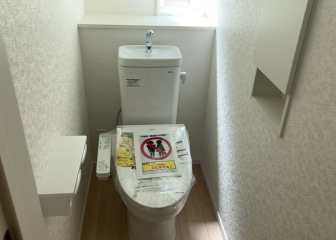 トイレは大きさや形、機能、抗菌性などが異なる多種多彩なタイプが各メーカーから出ています。それぞれに良さがあるため、事前にどういったタイプのトイレがいいのかをご家庭内で決めて、内見に行くといいでしょう。
