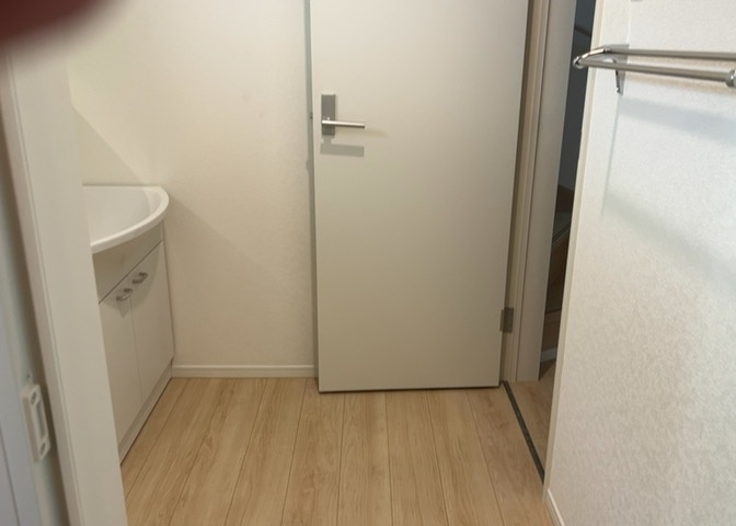 多くの戸建て住宅で見かける洗面脱衣所は、洗面台と洗濯機が2畳ほどのスペースに並べられていて、洗面所が脱衣所を兼ね備えている間取りが一般的です。お客様が利用することもある、パブリックな空間でもあります。