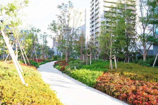 【アバンダントガーデン】広大で、植栽豊かな庭園。緑の潤いと、花々の華やかさに包まれます。