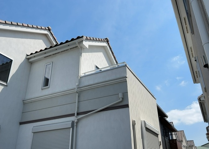 バルコニーは、室外の専用スペースのうち、「屋根がなく開放された空間」であるものを指します。ベランダより広いタイプのものが多く、日当たりもよいため家庭菜園などを楽しみたい人にとって適した環境となります。