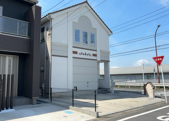 木造住宅とは土台、壁、柱など建築物の強度を支える構造体の材に木が使用されている構造を指します。構造体は建物の自重を支えるだけではなく風圧や水圧、積裁荷重などあらゆる衝撃に耐えるための基礎です。