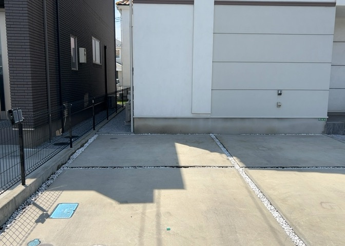 建物の基礎工事の方法は、主流となっているベタ基礎（防湿基礎）と布基礎の2種類に分類され、床下の通気性や耐久性などに違いがあります。建物の基礎部分の構造や付帯設備など詳細については現地でご確認ください。