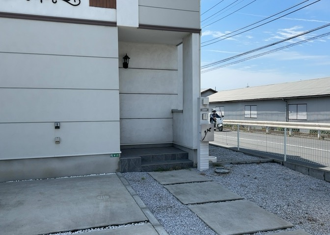 玄関ポーチにおいて最も重視すべきと言っても良いのが広さです。適切な広さの玄関ポーチでないと外見的なバランスは崩れてしまいますし、何より使いにくくなってしまいますので、現地で実際に下見をしてみましょう！
