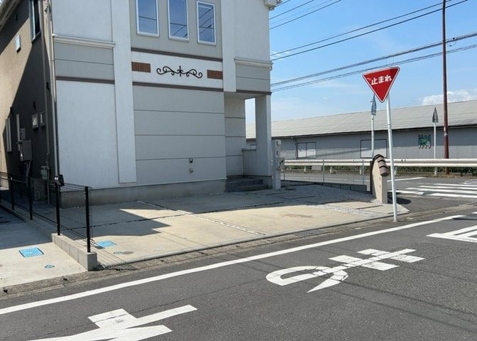 隣家の土地はどうなっているのか、生活利便施設が近くにあるのか、学校まで近いかなど、お客様のライフスタイルにあわせたイメージが重要です。また、近くにあると困る施設が近くにないかも確認するといいでしょう。