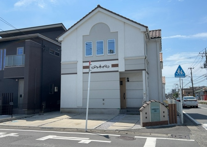 南側道路の場合は長い時間光を入れ込むことができるため、庭やリビングを道路側に持ってくることが多く土地価格も高い傾向にあります。一方北側道路だとリビングや庭が南側になりプライバシーを守ることができます。