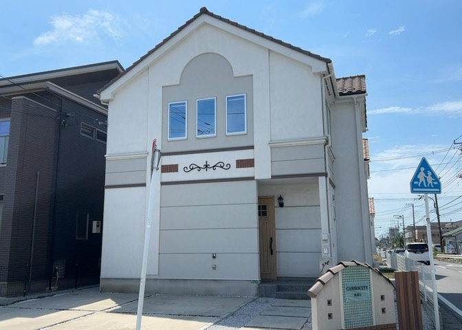 東側道路の場合は居室を南向きに設計しやすいため、朝日が入りやすいというメリットがあります。一方、西側道路も東側同様に居室を南向きに設計しやすいのですが、住宅地だと朝日が入りにくいという弱点があります。