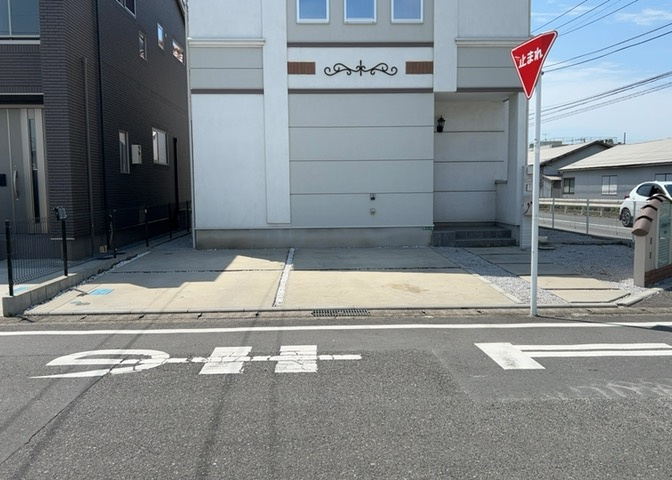 車一台あたりに必要なスペースは、標準サイズの普通自動車で横幅2m50cm、長さ5mは必要になります。ただし、乗降のことも考慮して横幅3m30cm、長さ5m50cmほどは確保できるところを選びましょう。