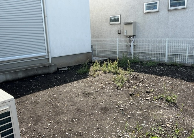 庭のある家に住むことのメリットとして、子どもたちの遊び場を確保できること、ガーデニングや家庭菜園を楽しめること、明るさを確保できることがあります。また、配置を工夫することでプライバシーが確保できます。