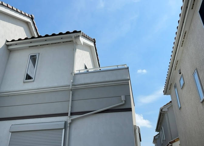 バルコニーは、建物内から室外へ楽に出入りできる便利なスペースです。また、バルコニーには手すりを付けることが義務付けられており、手すりの高さは110cm以上で施工することが建築基準法で定められています。