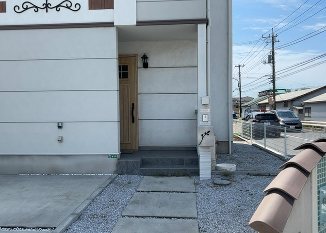 玄関は家の顔と言っても過言ではありません。現地を見学する際は玄関の広さや全体のバランスなどを見てみるといいでしょう。一般的なアプローチのしやすさだけではなく、お年寄りにも優しい設計のものだと安心です。