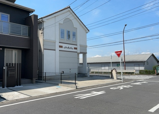住宅用の土地では前面道路に2m以上接していなければならないと法律で定められています。しかし、お持ちの車のサイズやライフスタイルなどにより、2mでは利便が悪い場合もございますので、事前に確認しましょう。