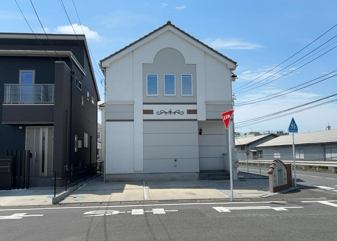 道幅が広い場所は日当たりや風通が良好です。幅が広いのですれ違いも可能ですし大きな車でも駐車可能！一方で、大型車が通ることも多くなるため交通量の増加により騒音に繋がります。また土地の値段が高くなります。