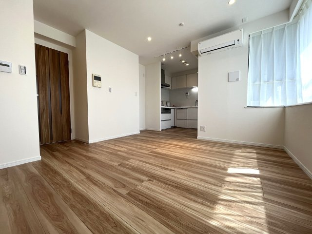ハイサッシから光を取り込み、都心にいながら開放感を感じられるリビング空間です