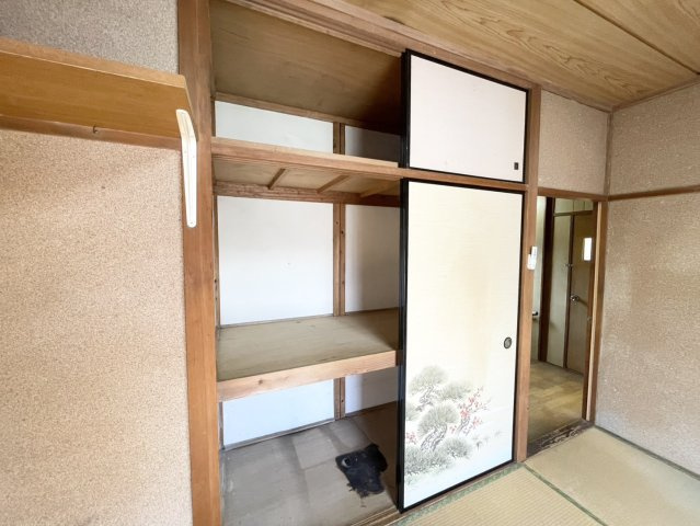 デザイン性を重視しすぎて収納が少なかった！なんてことにならないため、事前に現地で収納の数を確認しておくことをお勧めします。クローゼット以外にも床下収納や屋根裏収納、パントリーなどもチェックしましょう。