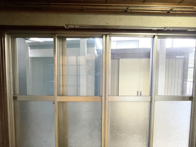 サッシは、ガラス窓に使用される金属製の窓枠です。一般的に住宅建築では、金属製建具工事の段階でガラス類・玄関などと同時に設置されます。種類や構造により断熱性能や遮音性能が異なるので現地でご確認ください。