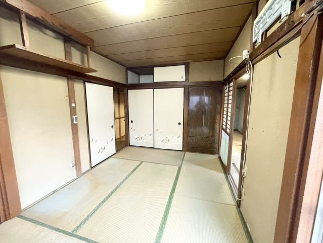 直線タイプはLとDKを一直線に並べた形で対面キッチンのタイプです。一般的なのでよく見かけるかもしれません。直線タイプに似た直接アイランドタイプは、キッチンとダイニングの間に壁がない分広く感じられます。