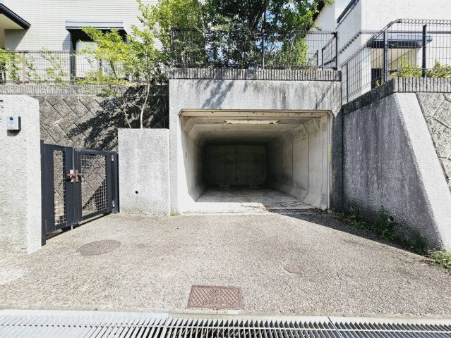 ■【掘込車庫サイズ】幅約3m×奥行約5.3m×高さ約1.85m■【カースペースサイズ】幅約2.2m×奥行約4.1m