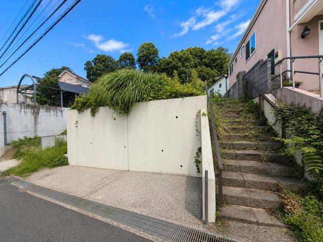 ◆爽やかな青空の下に贅沢なほどに降り注ぐ陽光、豊かな居住性と、クオリティが見事に調和した住空間は、住まうことの喜びを感じさせてくれます。ゆとりある広い敷地で開放的なお住まいです。