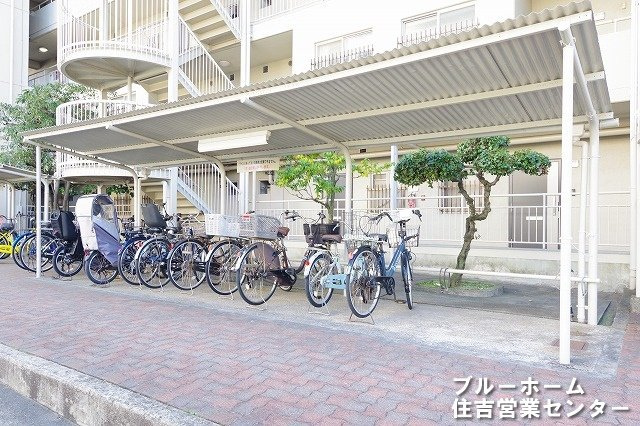 屋根付きの駐輪場がございます！