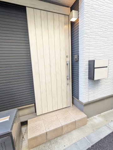 玄関ドアは安全性に優れた引き戸タイプです。