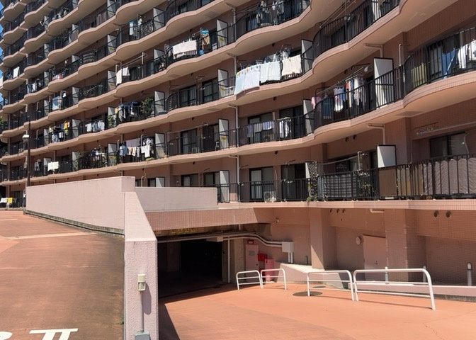 中庭（パティオ）とは、一つの建築物の内部に設けられた、壁などで囲われている庭のことを指します。コの字型、ロの字型が主流ですが、L字型の中庭もあります。最近では、インテリア性の高さからも人気があります。