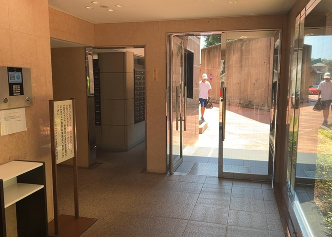 マンションのエントランスには、もともと風よけや防犯の役割がありますが、マンションによって宅配ボックスなどの設備が備わっている所もあります。日々の生活をイメージしながら生活しやすさをチェックしましょう。