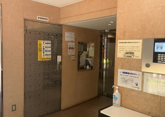 受付はマンションコンシェルジュがいる場合もあれば、管理人が滞在する小部屋を総称して呼ぶことがあります。主にエントランスに設置されていることから、防犯面でも期待ができます。防犯設備がない場合はより安心！