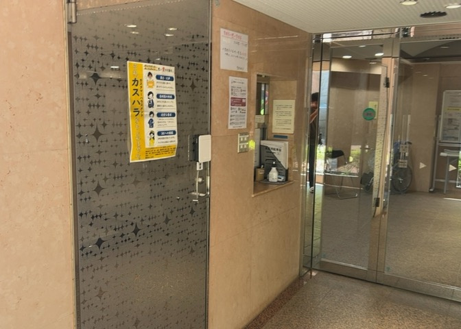 ロビーというと、エントランスと何がちがうの？と思いますよね。実はロビーとエントランスには明確な決まりはありません。物件によっては、エントランスを入って広がるある程度の広さのある空間がロビーとなります。