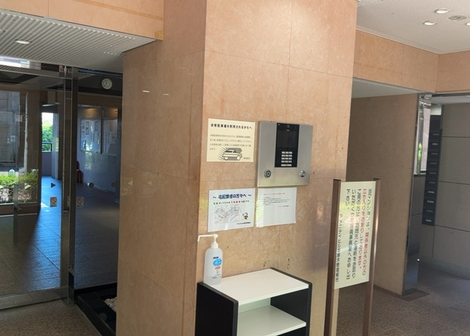 共有部分は、住民なら誰もが使える設備のこと。例えば駐車場やエレベーター、インターネット設備、セキュリティ設備などがあります。他にも、マンションの廊下・外部階段やエントランス・ゴミ置き場などがあります。