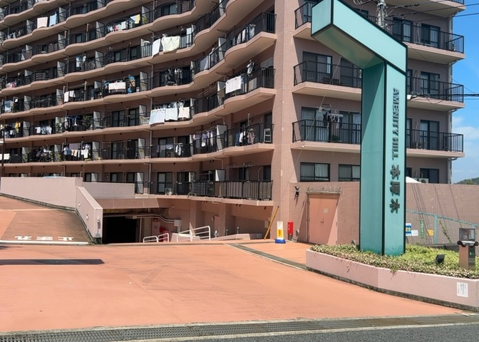 ＲＣ造、Reinforced　Concreteは直訳すると補強されたコンクリートです。主に柱や梁・床・壁が鉄筋とコンクリートで構成おり、鉄筋を組んだ型枠にコンクリートを流し込んで固めたものを指します。
