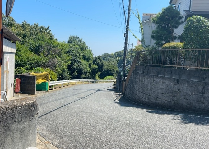眺望を気にして物件を探す場合、前面に建物が建っていないか現地で確認しましょう！前面に建物があると景色はもちろん、日当たりや風通しにも影響が出てきます。住んだ時のことを想像しながら現地見学をしましょう。