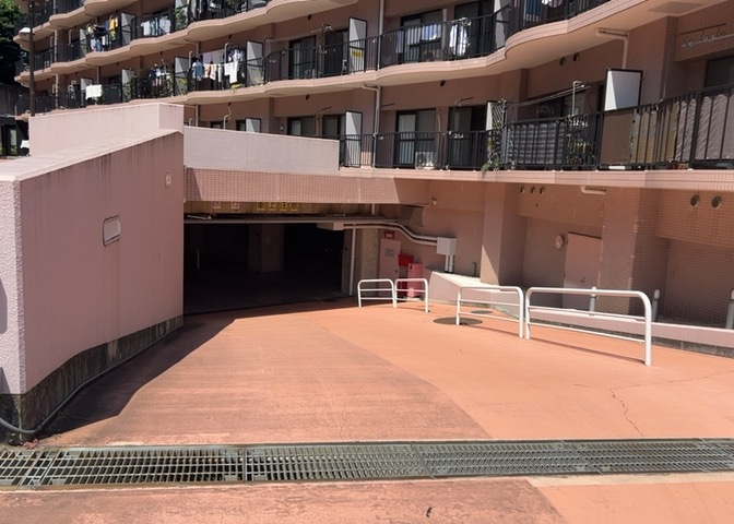 マンションの駐輪場は、事前に空きがあるか確認を取ると安心です。せっかく入居したのに駐輪スペースがない！なんてことになったら大変ですよね。そこで、内見時や購入前にはまず事前に確認しておくと良いでしょう。