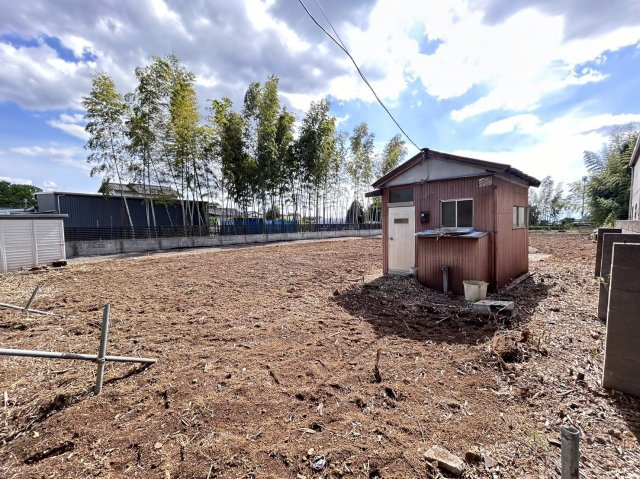土地面積ひろびろ215坪！資材置き場・駐車場用地としていかがでしょうか！東側公道4ｍ！お気軽にお問い合わせください！