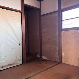 季節の飾りを楽しめる床の間、花や掛け軸を飾れます。