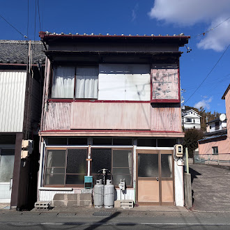 玄関は南向きで陽だまりのある暮らしができます。