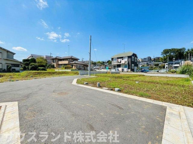 隣接する区画との距離をしっかりと確保できる、ゆとりある区画割りです。お部屋の中に明るい自然光をたっぷりと取り込むことができ、日中は照明に頼らず快適に過ごせる、風通しの良いお家が建築できます。　　　