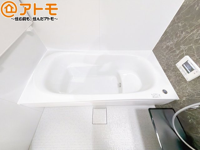 お子様やお年寄りが使いやすいだけでなく、半身浴にも便利なベンチタイプの湯舟です。お湯の節約にも！