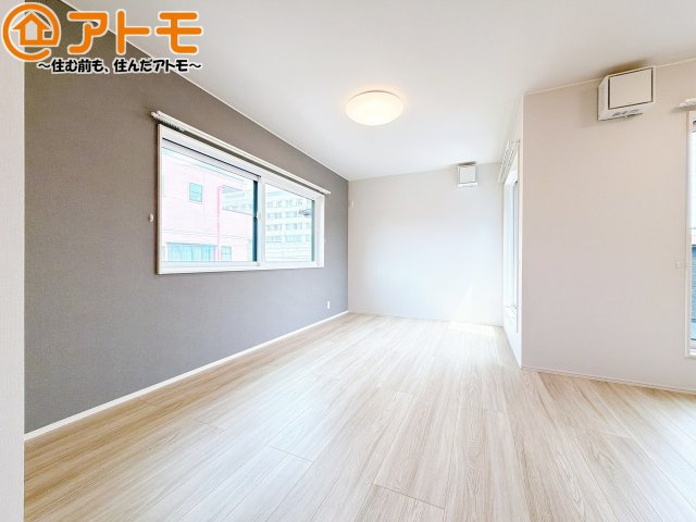 アクセントクロスが印象的なお部屋です。お気に入りの家具に囲まれてゆったり過ごしたいですね♪