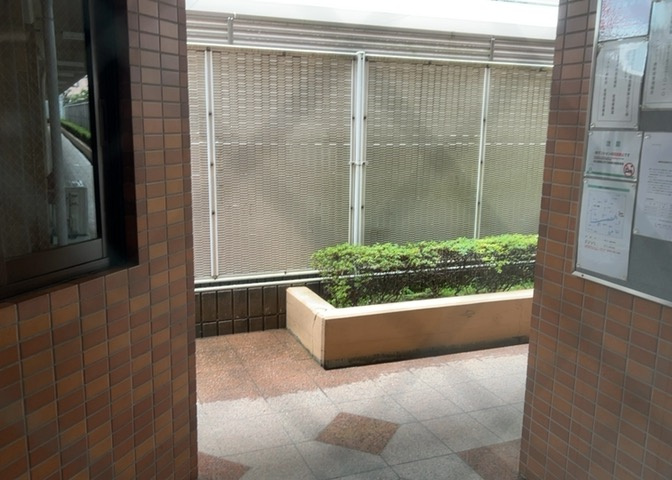 マンションのエントランスには、もともと風よけや防犯の役割がありますが、マンションによって宅配ボックスなどの設備が備わっている所もあります。日々の生活をイメージしながら生活しやすさをチェックしましょう。