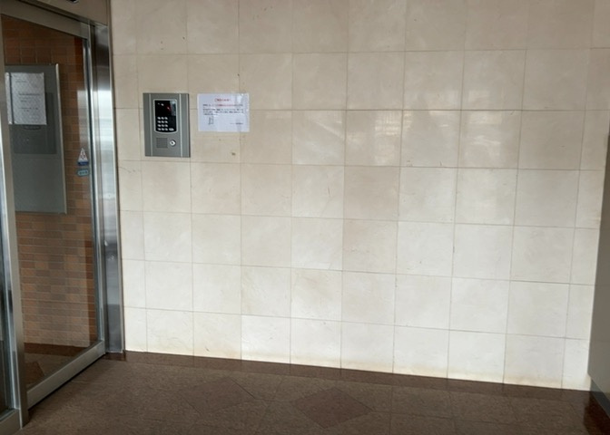 ラウンジは、マンションの共用スペースに椅子やテーブルなどを配置した利用者が寛げる空間です。屋内型ラウンジと屋外型ラウンジがあります。共用部分の管理状況と合わせて、詳細については現地でご確認ください。