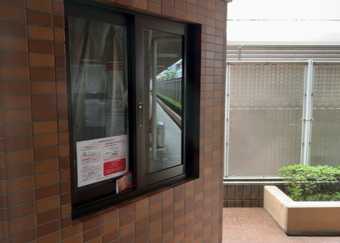 受付はマンションコンシェルジュがいる場合もあれば、管理人が滞在する小部屋を総称して呼ぶことがあります。主にエントランスに設置されていることから、防犯面でも期待ができます。防犯設備がない場合はより安心！