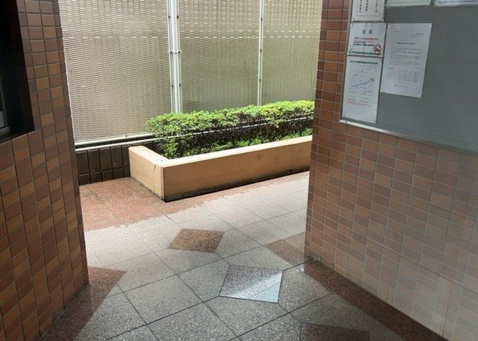 共用部分は、一棟の建物に住む区分所有者全員が共同で所有するとし、共用部分の管理、補修などは、区分所有者で形成される管理組合が行います。個人の判断で勝手に変更することはできませんので覚えておきましょう。