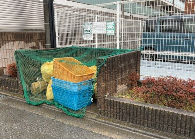 共有部分は、住民なら誰もが使える設備のこと。例えば駐車場やエレベーター、インターネット設備、セキュリティ設備などがあります。他にも、マンションの廊下・外部階段やエントランス・ゴミ置き場などがあります。