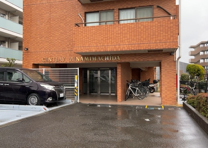 ＲＣ造、Reinforced　Concreteは直訳すると補強されたコンクリートです。主に柱や梁・床・壁が鉄筋とコンクリートで構成おり、鉄筋を組んだ型枠にコンクリートを流し込んで固めたものを指します。