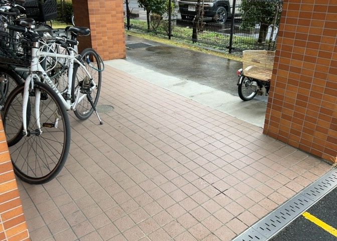 共用部分は、一棟の建物に住む区分所有者全員が共同で所有するとし、共用部分の管理、補修などは、区分所有者で形成される管理組合が行います。個人の判断で勝手に変更することはできませんので覚えておきましょう。